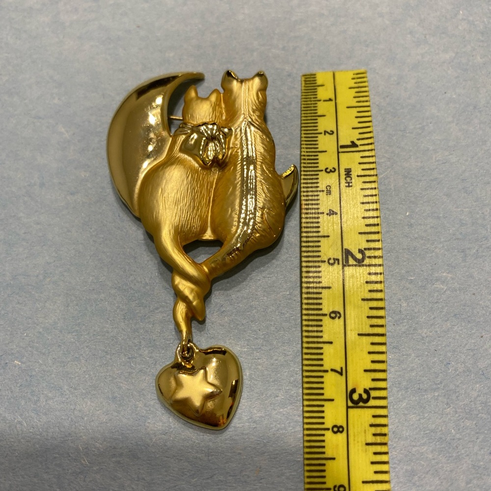 VINTAGE 1980’S AJC CATTAILS GOLD TONE BROOCH WITH DANGLE HEART CHARM - Picture 4 of 10
